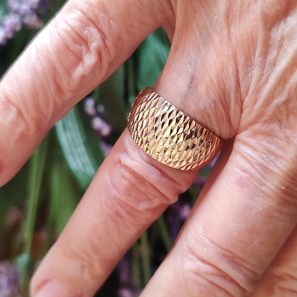 10k Gold Diamond cut Cigar band ring - Picture 3 of 5